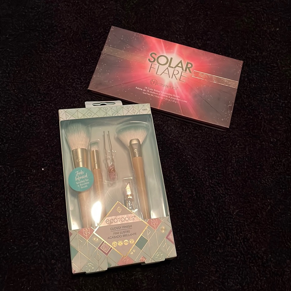 Jade infused Ecotools makeup brushes and Solar Flare 18 Color eyeshadow palette